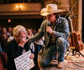 THE NIGHT THE MUSIC STOPPED FOR JOHN FOSTER: A LEGEND FROZE MID-SONG—AND AN ENTIRE AMPHITHEATER HELD ITS BREATH
