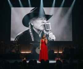 Willie Nelson Too Ill to Sing — Then Daughter Susie Steps In and Delivers a Moment No One in the Arena Will Ever Forget
