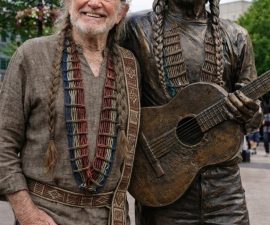 A Legend Cast in Bronze: Willie Nelson Honored With Rare Full-Body Statue on the Hollywood Walk of Fame