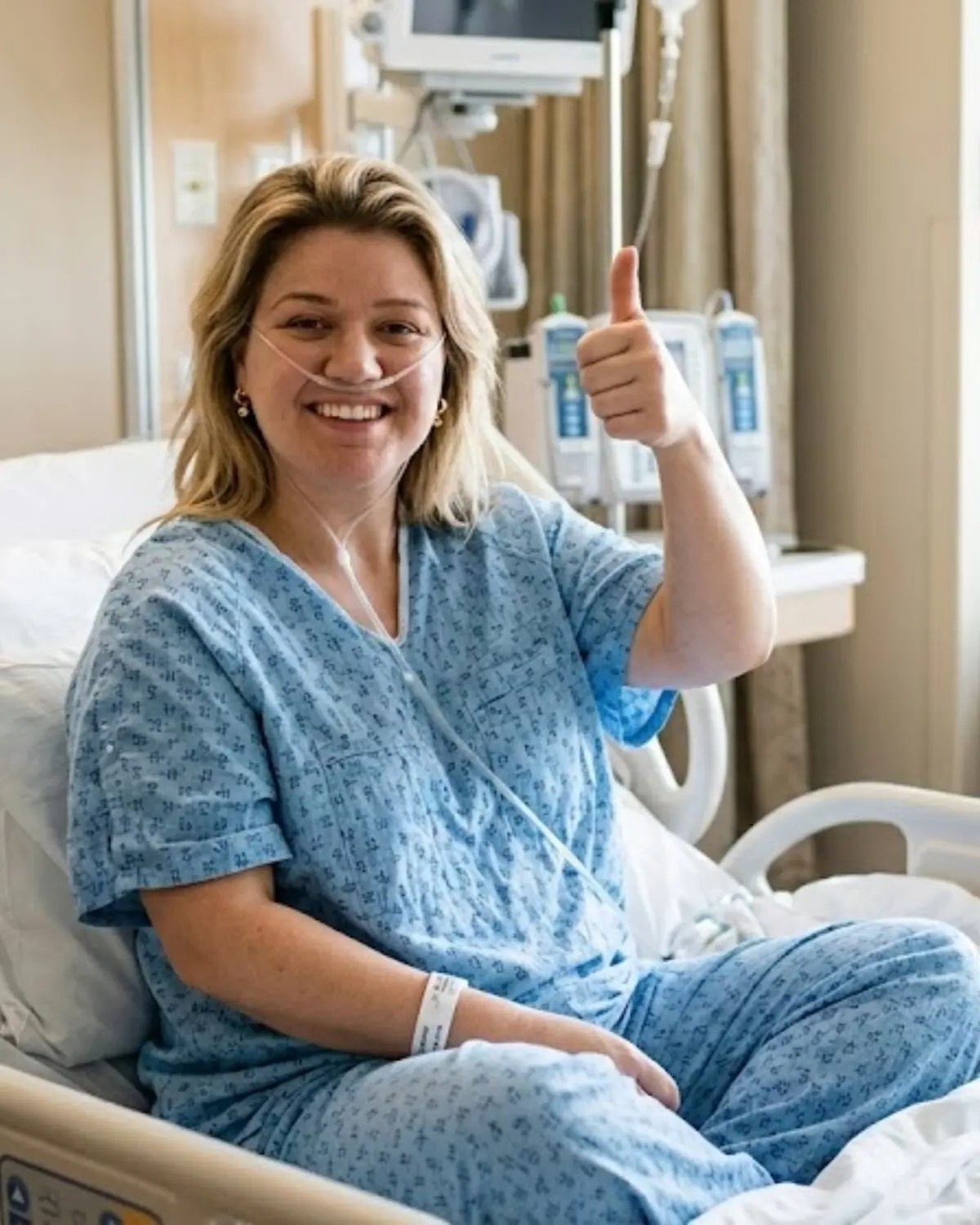BREAKING: Kelly Clarkson Shares First Photo from Hospital Bed — “This Is Only the Beginning”