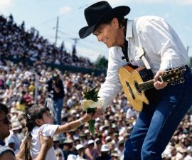 💖 A LITTLE GIRL HANDED GEORGE STRAIT A BOUQUET IN 1993 — AND HE NEVER FORGOT HER FACE