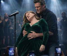 Panic on Stage: Blake Shelton Rushed to Help Kelly Clarkson During Frightening On-Stage Health Scare