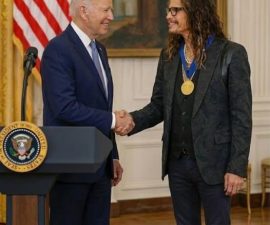 🎉 A Night of Honor and Laughter: President Biden and Steven Tyler Share an Unforgettable Kennedy Center Moment