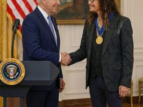 🎉 A Night of Honor and Laughter: President Biden and Steven Tyler Share an Unforgettable Kennedy Center Moment