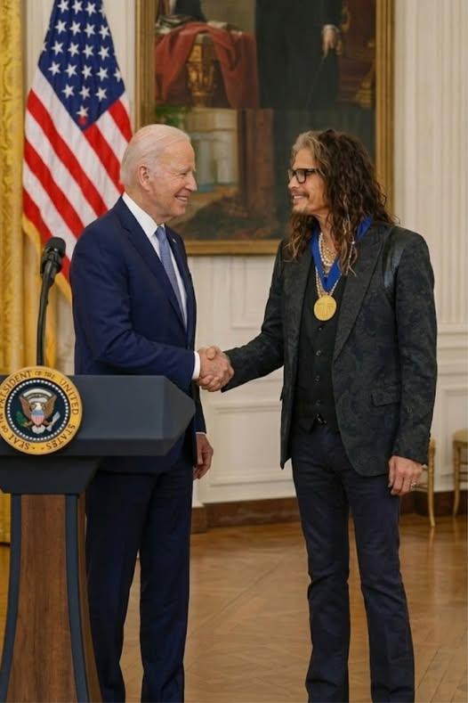 🎉 A Night of Honor and Laughter: President Biden and Steven Tyler Share an Unforgettable Kennedy Center Moment