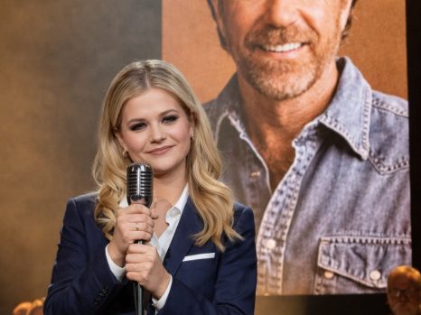 HE STRUGGLED THROUGH EVERY CONVERSATION BUT NEVER MISSED A MOMENT — THE NIGHT DARCI LYNNE PAID TRIBUTE TO HIM, THE OPRY COULDN'T BREATHE