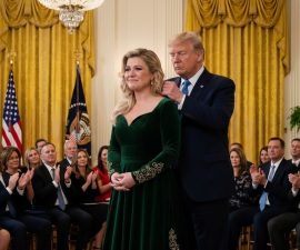 “I Never Dreamed a Kid from Burleson, Texas Would Ever Stand Here.” The Moment Kelly Clarkson Turned an Award Into Something Real