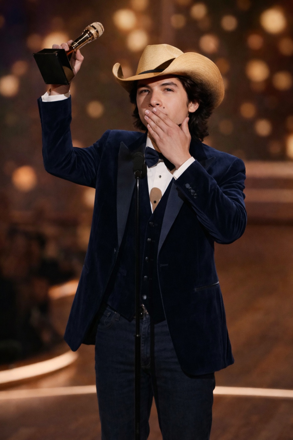 JOHN FOSTER STUNS THE GRAMMYS WITH A WIN THAT SHOOK THE ENTIRE ROOM