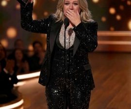 ΤΗΕ ΝΙGΗΤ ΚΕᏞᏞΥ ϹᏞΑᎡΚЅΟΝ ᎡΕΜΙΝᎠΕᎠ ΤΗΕ ᎳΟᎡᏞᎠ ᎳΗΥ ΗΕᎡ ᏙΟΙϹΕ ЅΤΙᏞᏞ ᎠΕᖴΙΝΕЅ ΑΝ ΕᎡΑ