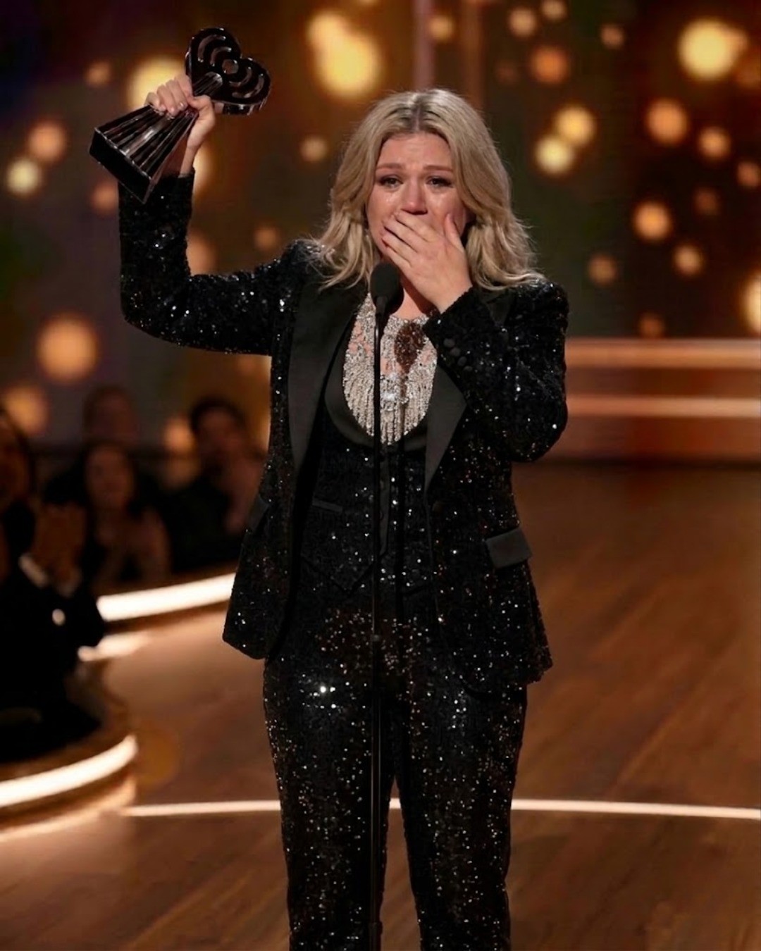 ΤΗΕ ΝΙGΗΤ ΚΕᏞᏞΥ ϹᏞΑᎡΚЅΟΝ ᎡΕΜΙΝᎠΕᎠ ΤΗΕ ᎳΟᎡᏞᎠ ᎳΗΥ ΗΕᎡ ᏙΟΙϹΕ ЅΤΙᏞᏞ ᎠΕᖴΙΝΕЅ ΑΝ ΕᎡΑ