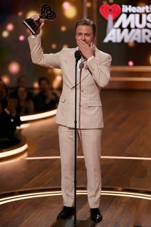 “THE ROOM DIDN’T JUST APPLAUD—IT ROSE: Derek Hough Delivers a Moment the iHeartRadio Music Awards Will Never Forget”
