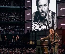“HE STOPPED MID-SONG… AND THE SILENCE SAID EVERYTHING — Willie Nelson’s Quiet Tribute to Waylon Jennings Leaves Thousands Motionless”