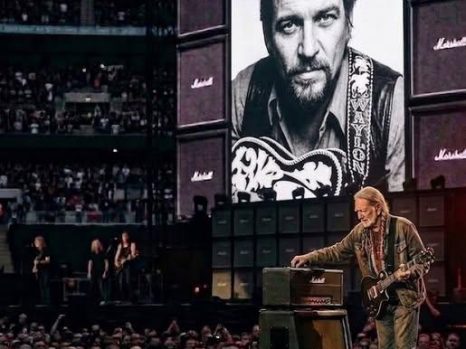 “HE STOPPED MID-SONG… AND THE SILENCE SAID EVERYTHING — Willie Nelson’s Quiet Tribute to Waylon Jennings Leaves Thousands Motionless”