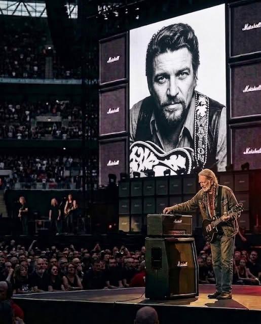 “HE STOPPED MID-SONG… AND THE SILENCE SAID EVERYTHING — Willie Nelson’s Quiet Tribute to Waylon Jennings Leaves Thousands Motionless”