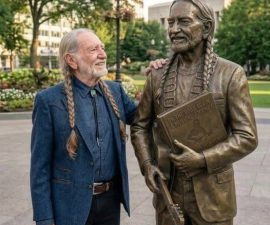 “A Legend Cast in Bronze — Willie Nelson Honored on Hollywood Boulevard with a Tribute Unlike Any Other”