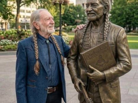 “A Legend Cast in Bronze — Willie Nelson Honored on Hollywood Boulevard with a Tribute Unlike Any Other”