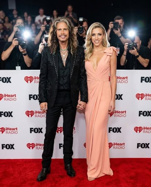 ALL EYES ON THEM: Steven Tyler and Aimee Preston Steal the Spotlight at iHeartRadio Music Awards 2026 with Head-Turning Red Carpet Moment ❤️
