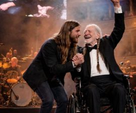 A SPECIAL MOMENT THAT LEFT THE ROOM BREATHLESS: Willie Nelson’s Son Delivers Emotional Tribute as the Legend Watches in Silence