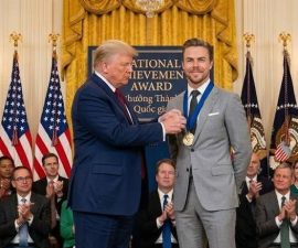 🌟 CELEBRITY MEETS POLITICS: Derek Hough HONORED AT KENNEDY CENTER, TRUMP PRAISES CHARISMA AND STAGE PRESENCE WITH HUMOR AND WARMTH 🎭