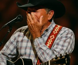 💥 GEORGE STRAIT BROUGHT TO TEARS BY RECORD-BREAKING CROWD 💥