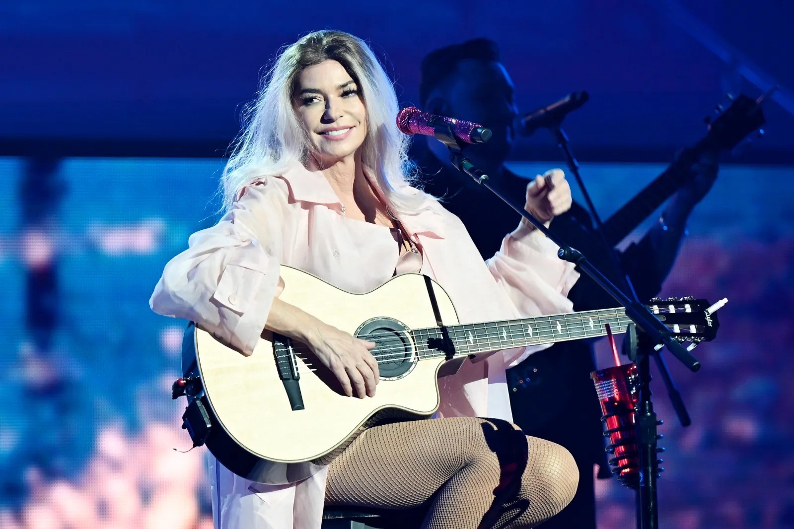 Have You Ever Seen Shania Twain Burn Up the Stage Barefoot?