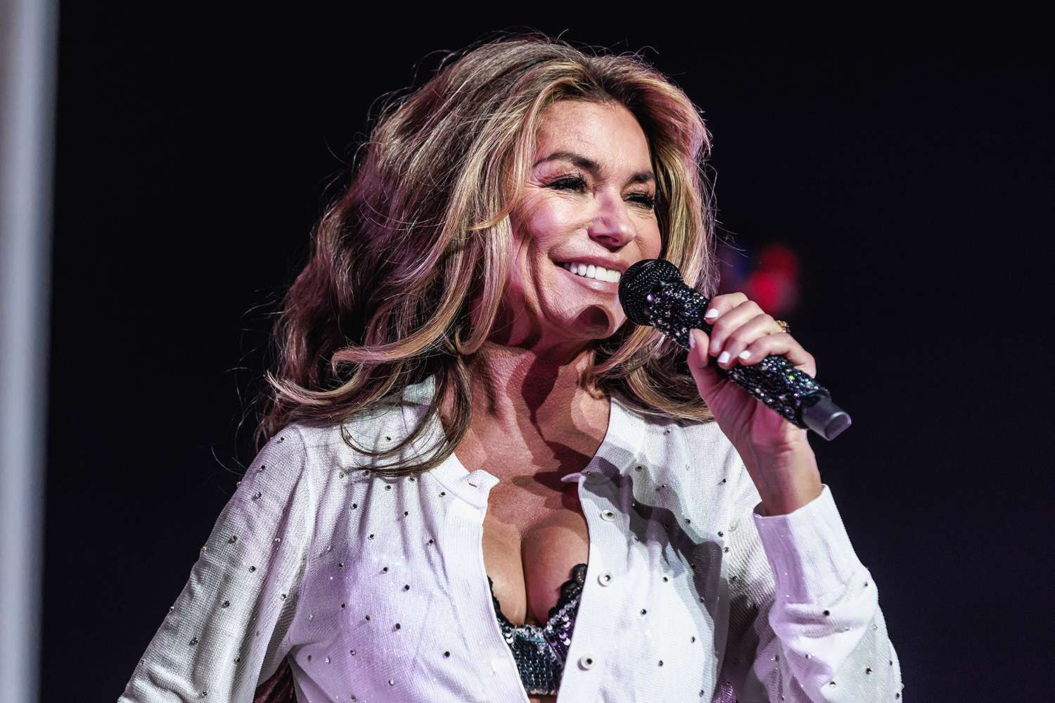 When Shania Twain Whispered “You’re Still the One,” It Stopped Sounding Like Pop History—and Started Sounding Like Survival