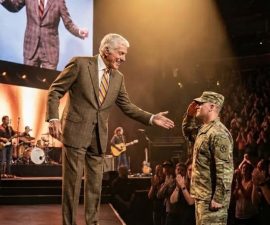 “A Salute That Stopped Time: Dick Van Dyke Faced a Moment No Stage Could Prepare For”