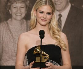 A HISTORIC MOMENT: THE ENTIRE ROOM REDUCED TO TEARS AS DARCI LYNNE ACCEPTS GRAMMY ON BEHALF OF HER PARENTS