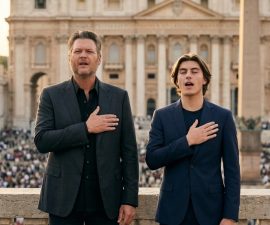 A QUIET SONG FOR A LOUD WORLD: When Blake Shelton and Kingston Rossdale Turned a Stage into a Moment of Peace 🌍🕊️