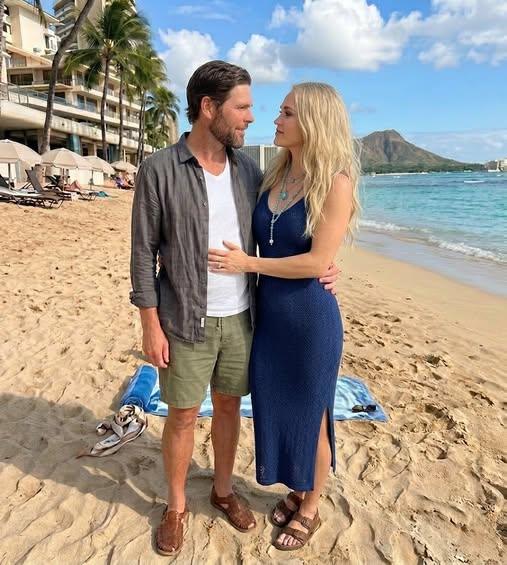 🔥“BEACH BOMBSHELL”: Carrie Underwood Stuns Fans with Jaw-Dropping Beach Photos Alongside Mike Fisher — Internet Can’t Look Away