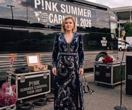 KELLY CLARKSON IS TOURING IN 2026… And Suddenly, It Feels Like a Touch of Magic Is Calling Us Back ✨