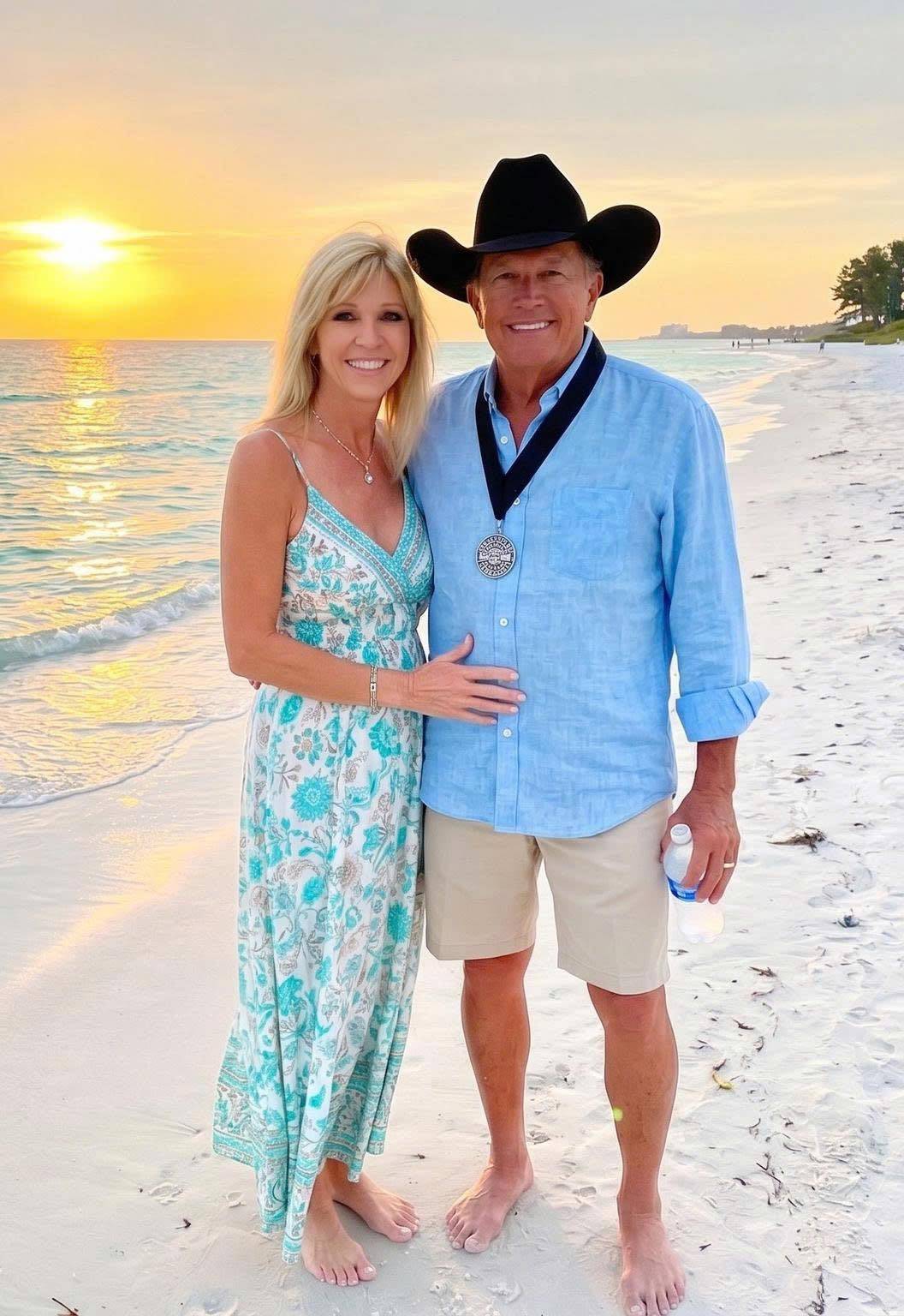 🌊✨ A Quiet Moment That Captivated Everyone: Norma Strait’s Unexpected Beach Appearance