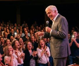 HE PAUSED IN THE MIDDLE OF THE SONG AT 98… AND THE CROWD GAVE HIM SOMETHING NO STAGE EVER COULD