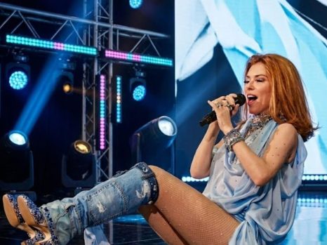 Shocking Moment on Stage: Shania Twain Stumbles — But Her Reaction Redefines Superstar Status 😱