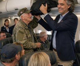 🚨 BREAKING NEWS: Andrea Bocelli’s Quiet Act of Kindness on a Commercial Flight Leaves Passengers in Tears