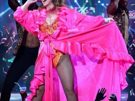 One Accessory, Endless Debate: Shania Twain’s Latest Look Sparks a Fashion Divide