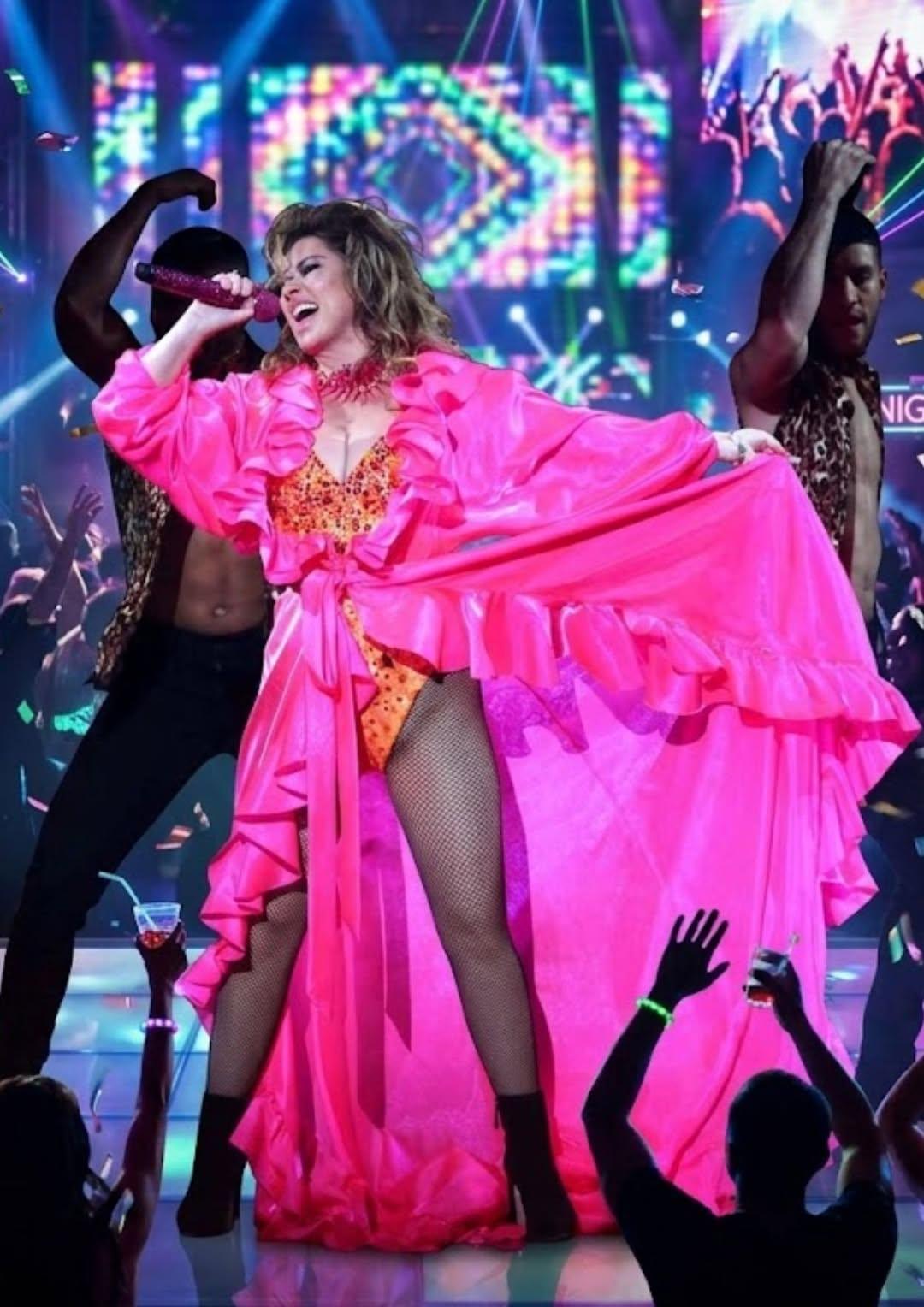 One Accessory, Endless Debate: Shania Twain’s Latest Look Sparks a Fashion Divide