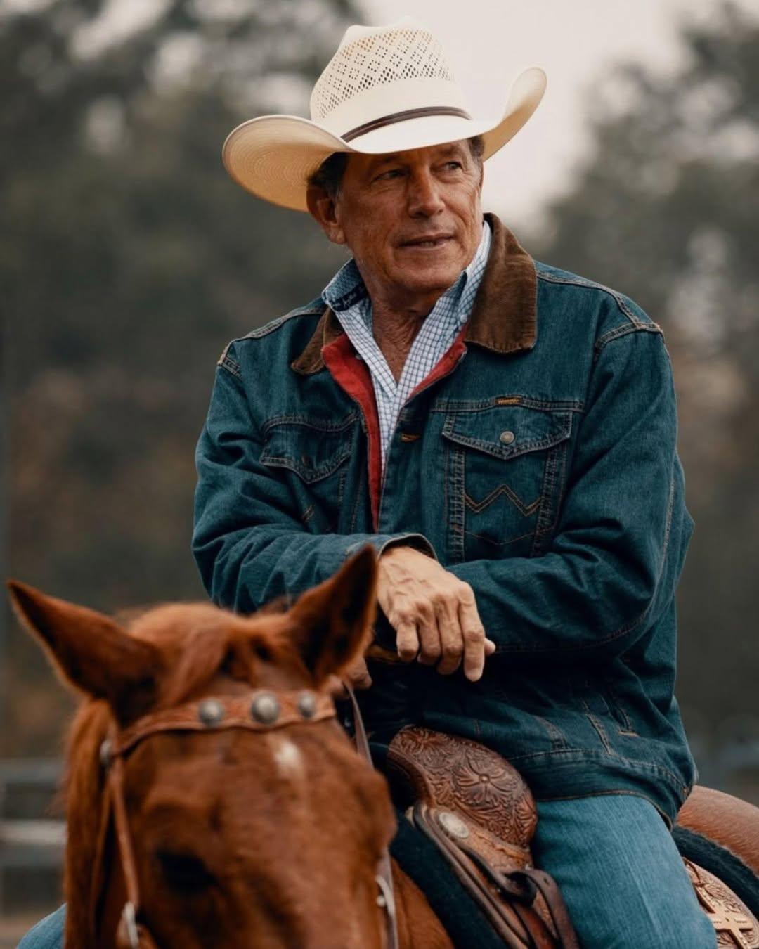 🤠🌾 **“HE COULD’VE LIVED IN A MANSION IN NASHVILLE. INSTEAD, HE CHOSE THE DUST.”