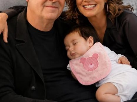 A Moment of Pure Joy: Vince Gill and Amy Grant Reportedly Emotional While Welcoming New Granddaughter