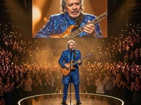 AT 76, Carlos Santana PERFORMED ONE SONG — AND 12,000 PEOPLE APPLAUDED FOR NEARLY 8 MINUTES STRAIGHT