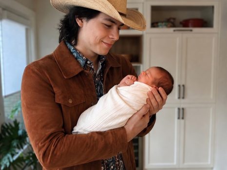 A Moment of Pure Joy… and Tears: John Foster Welcomes His Newborn in an Emotional First Encounter