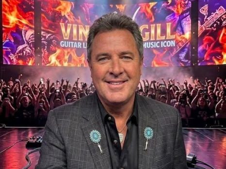 A QUIET MOMENT OF REFLECTION: VINCE GILL, LEGACY, AND THE STRENGTH FOUND IN STILLNESS
