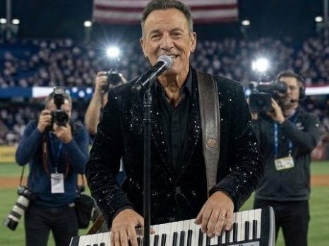 NO ONE EXPECTED HIM TO SING — BUT Bruce Springsteen’S RENDITION OF THE U.S. NATIONAL ANTHEM LEFT THE ENTIRE ARENA IN TEARS